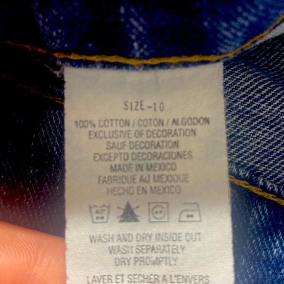 this is a very nice pair of Tommy Hilfiger jean shorts. - Picture 5 of 5